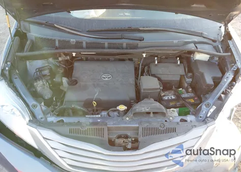 2015 Toyota Sienna Xle 8 Passenger z USA, uszkodzony, nr VIN 5TDYK3DC5FS639225